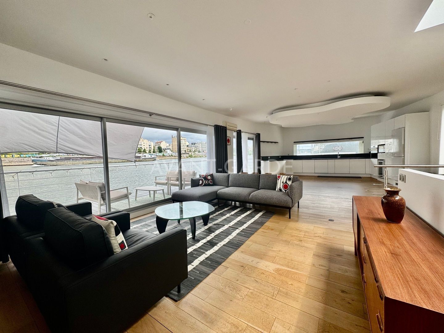 PENICHE MEUBLEE - Quai Charles Pasqua 92300 Levallois-Perret 